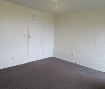 End Neat and Tidy bedsit - Photo 2