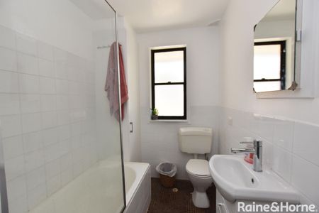 Three Bedroom Family Home - Photo 5