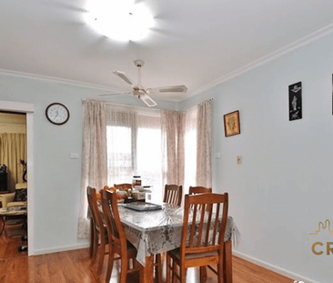 CONVENIENTLY LOCATED 3 BEDROOM HOUSE - Photo 2