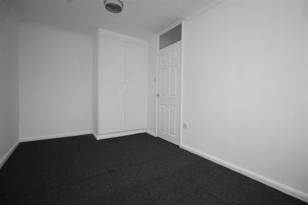 3 bedroom end of terrace house to rent - Photo 4