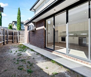 2/21 Alpine Grove, Pascoe Vale VIC 3044 - Photo 2