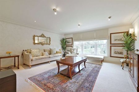 A captivating house of impeccable style and quality, decorated and presented to the highest order, available furnished. Set in a private road about a mile from central Gerrards Cross. - Photo 2