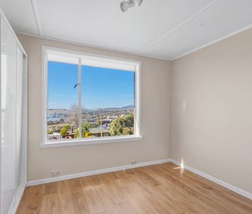 Views, Space and Comfort in an Elevated Chigwell Position - Photo 6
