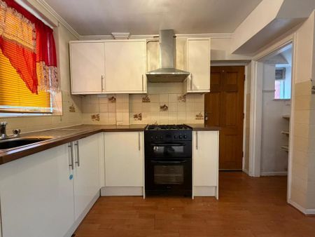 3 bedroom semi-detached house to rent - Photo 3
