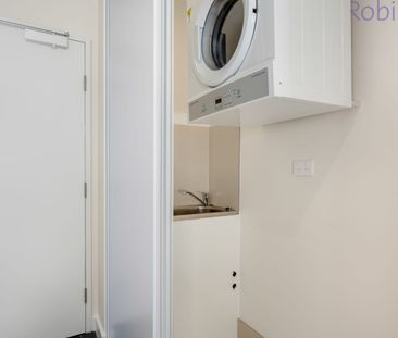 Modern split-level apartment with luxe finishes in a prime location. - Photo 3