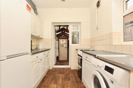 4 bedroom end of terrace house to rent - Photo 4