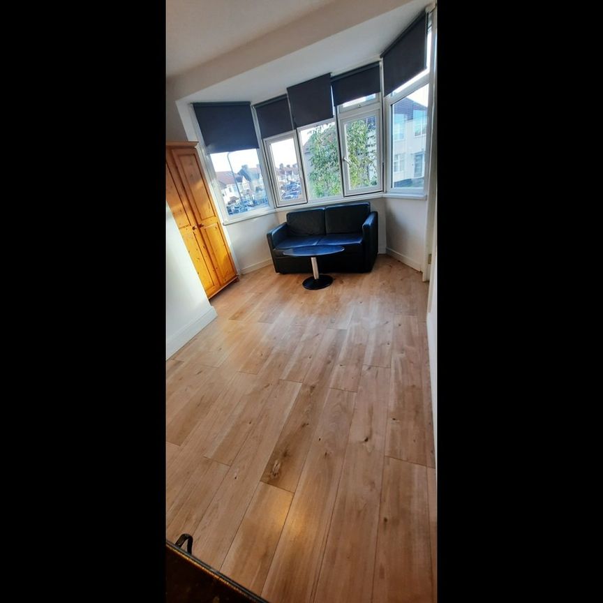 Studio Flat, The Ridgeway, NW9 - Photo 1