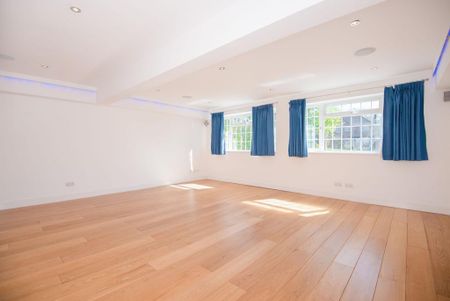 5 bedroom detached house to rent - Photo 3