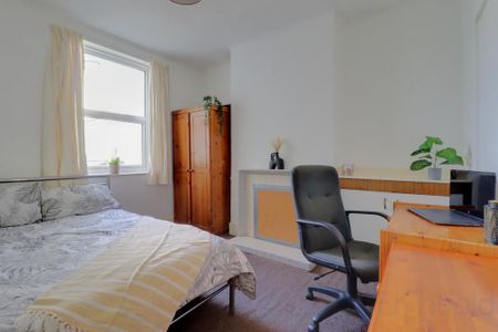 4 bedroom terraced house to rent - Photo 5