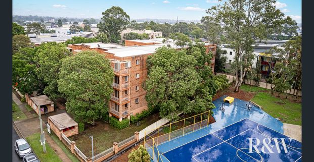 GROUND FLOOR UNIT! - Photo 1