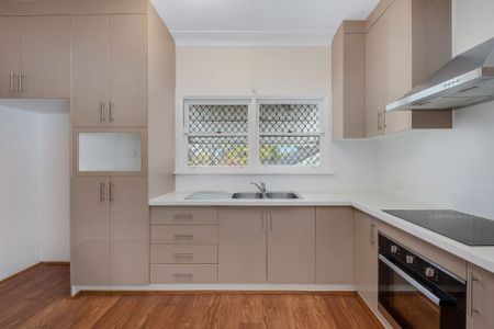 Three Bedroom Family Home - Photo 3