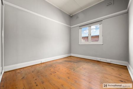 Charming Three Bedroom Cottage Close to Town - Photo 2