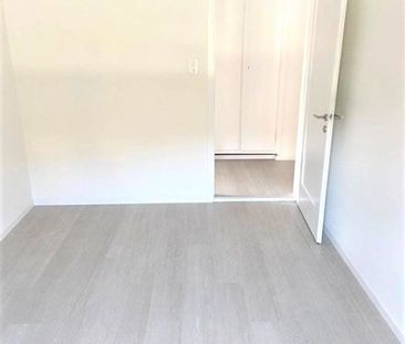 Neu Sanierte 3 Zimmerwohnung zentrale Lage ! - Photo 2