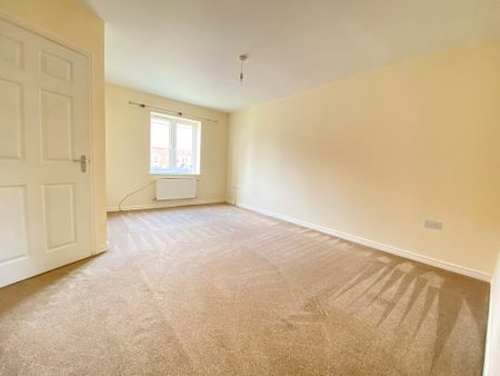 3 bedroom Attractive Three Bedroom House to rent - Photo 2