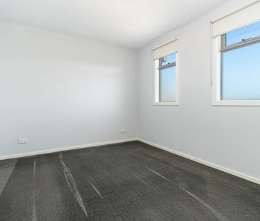 Low Maintenance Family Home - Photo 2