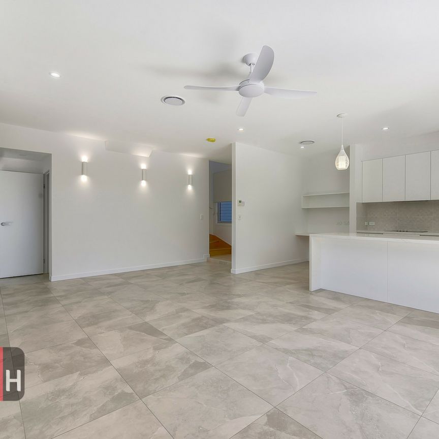 MODERN TOWNHOUSE WITH DUCTED AIR CONDITIONING AND COURTYARD - Photo 1