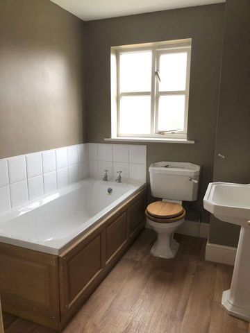 4 Bedroom detached house in a village location - Photo 4