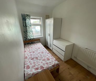 Room in a Shared House, Barclay Road, E13 - Photo 3