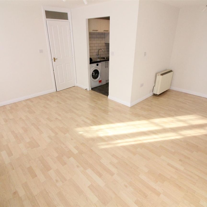 Warwick Road, West Drayton - Photo 1