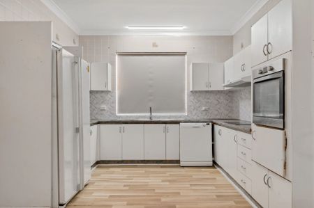 7 Bedroom Home with 1 Bedroom Grannyflat in Great Location!!! - Photo 5