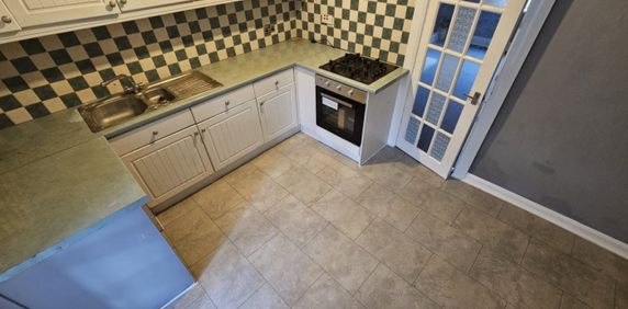 2 bed Terraced - To Let - Photo 2