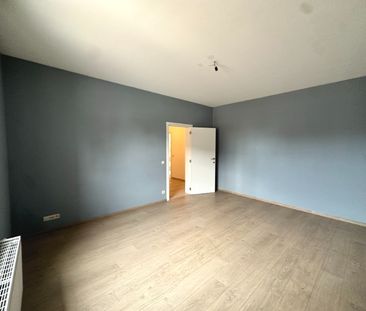 Ruim gelijkvloers appartement met terras en garage. - Photo 4