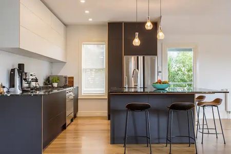 Classic Four Bedroom Villa Recently Renovated - Photo 4