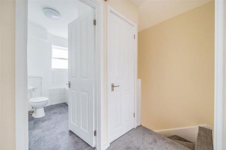 3 bedroom flat to rent - Photo 5