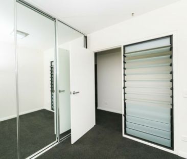North Facing Apartment with Stunning Lake Views - Photo 4