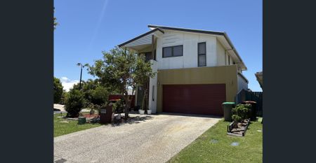 Beautiful 5 Bedroom Home - Photo 3