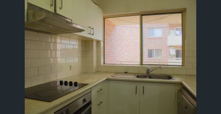 1ST FLOOR UNIT - WALK TO STATION - Photo 3