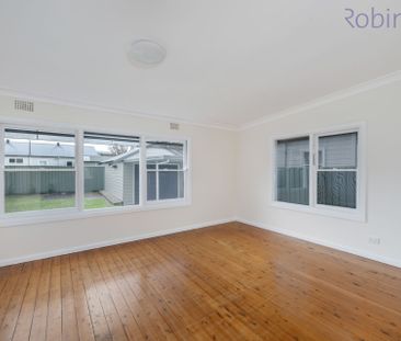 Three bedroom air conditioned home with period features - Photo 1