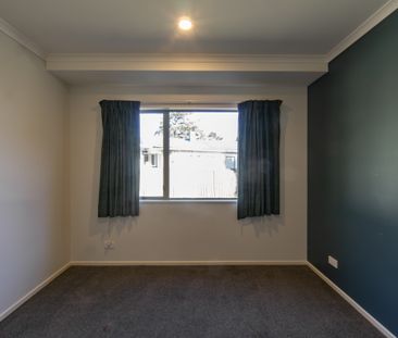 Inviting Three Bedroom Home - Photo 3