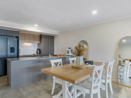 Modern 3-Bedroom Home with Vintage Furniture � Lawn Maintenance Included - Photo 2