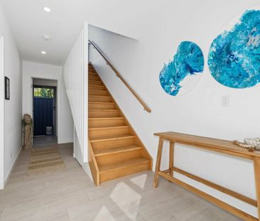 Modern 3 bedroom Townhouse - Walk to the beach! Fully furnished - Photo 6