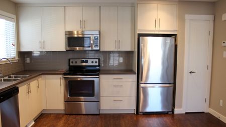 2 Bed Townhouse For Rent In Cochrane: Pets Negotiable. - Photo 3