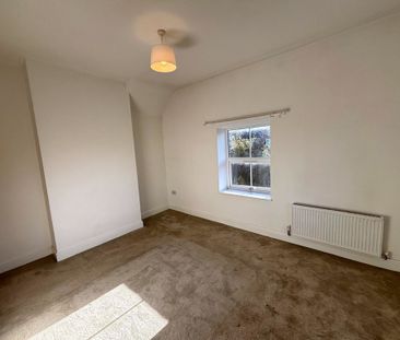 3 bedroom end of terrace to let - Photo 6