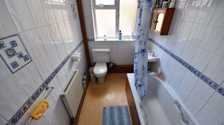 3 bedroom Flat in Grovewood, Leeds - Photo 4