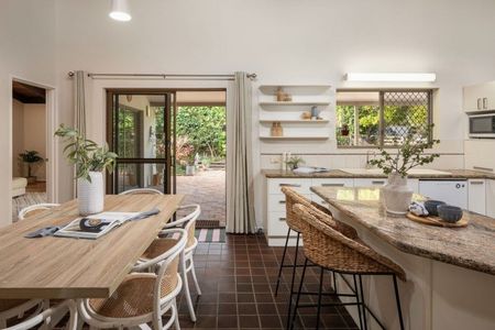 Spacious and Stylish 5-Bedroom Family Home in the Heart of Chapel Hill - Photo 4