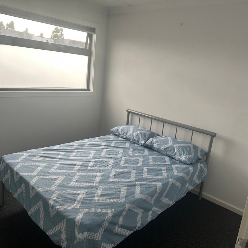 Cranbourne East - Photo 1