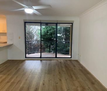 Spacious 2-Bedroom Apartment with easy access to shops and transport - Photo 1