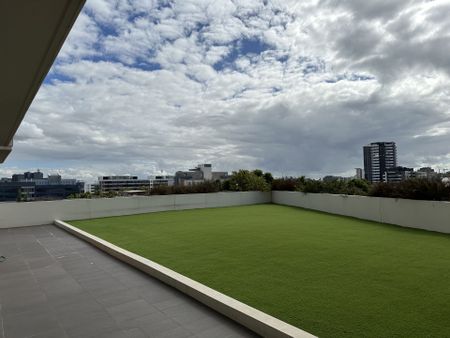 Apartment with luxe finishes, air-conditioning and a massive courtyard area - Photo 5
