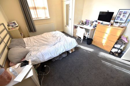 2 bedroom Flat in 14 Raglan Road, Leeds - Photo 2