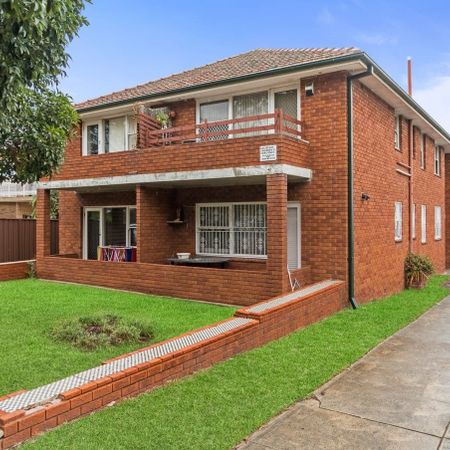 Air-Conditioned & Recently Updated Two-Bedroom Apartment - Photo 4