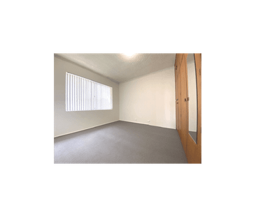 WELL MAINTAINED UNIT IN A FANTASTIC LOCATION. - Photo 2