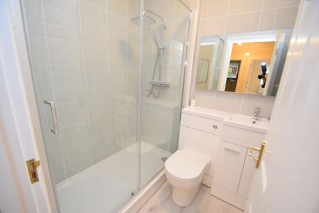 3 bedroom flat to rent - Photo 3