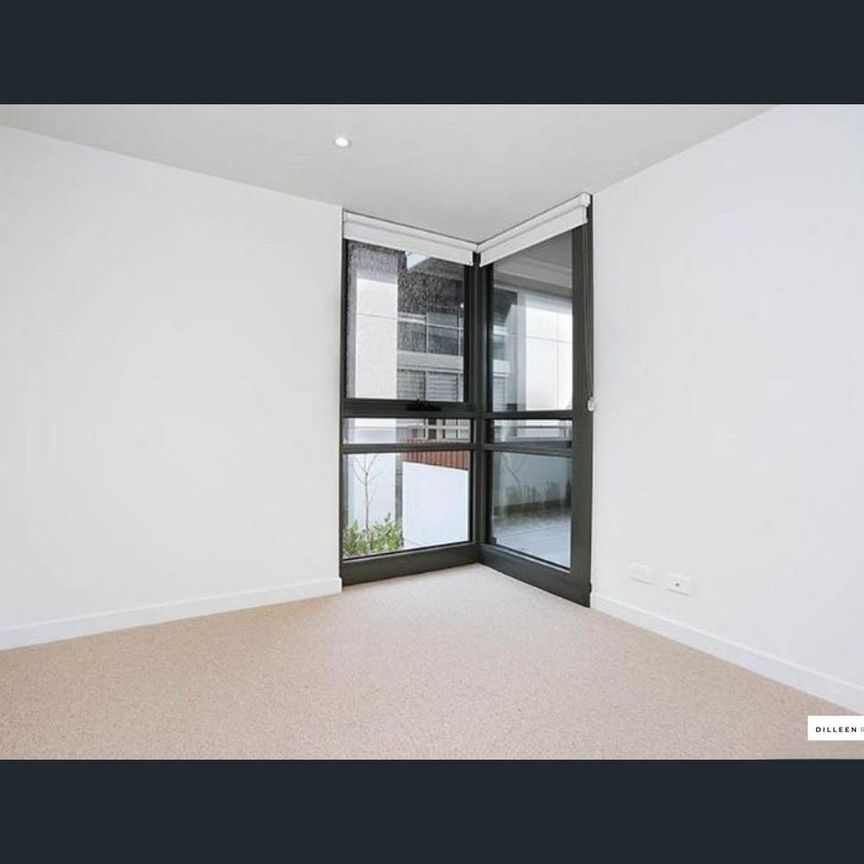 Modern , great location 2 bedrooms unit - Photo 1