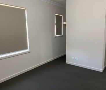 Modern 3 Bedroom Townhouse - Photo 5