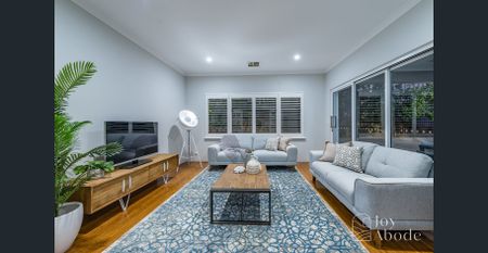 SPACIOUS HAMPTONS LIVING - Photo 3