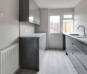 3 bedroom end of terrace house to rent - Photo 2